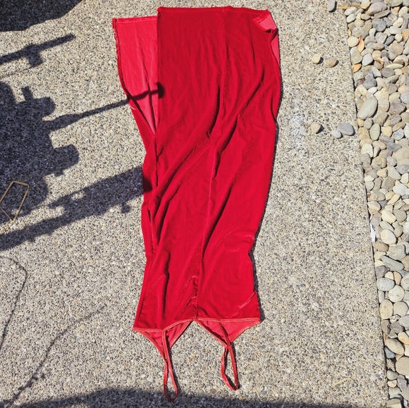 Red velvety Body Con - Picture 2 of 3